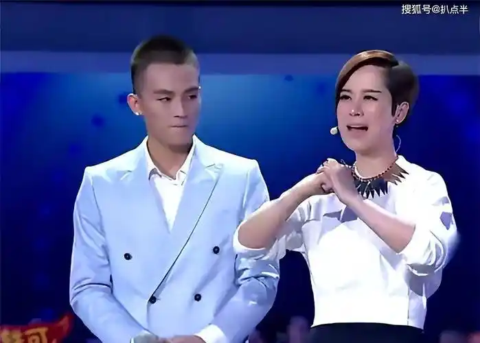 这还不算完,下一个环节中,海清还让欧豪当众回答喜欢长发还是短发的