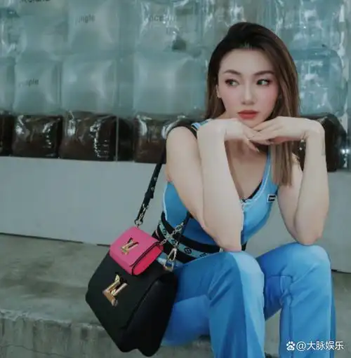 之前郑恺和前女友程晓玥的关系,在网上很受欢迎!