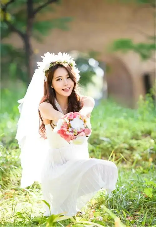 阳光下婚纱美女模特纯美动人吐舌俏皮可爱