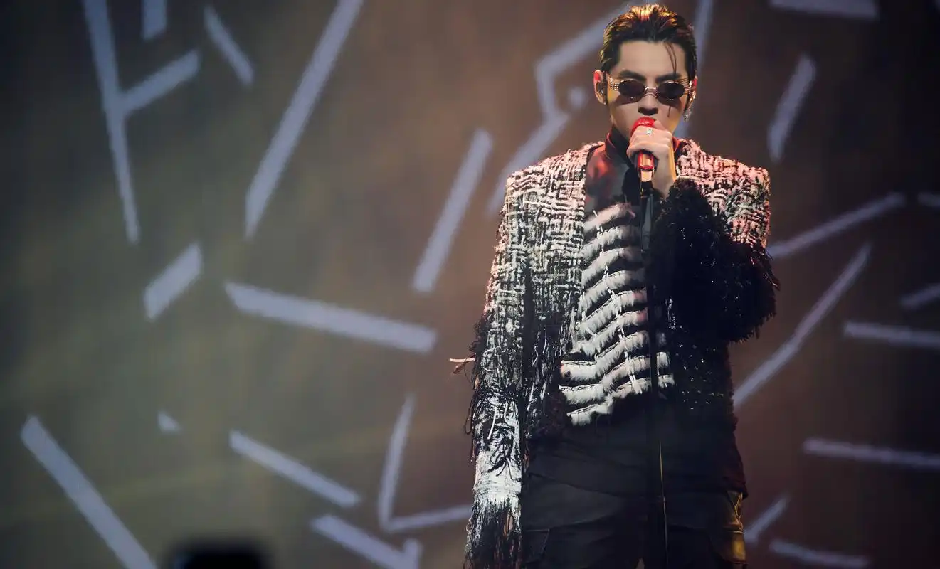 杨超越现身吴亦凡演唱会,问他什么时候开面馆,吴亦凡开了请你吃