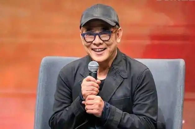 李连杰现身五台山礼佛!林虎大师亲自接待,保镖全程搀扶状态憔悴