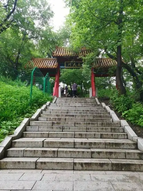 南天门是龙潭山的最高处,可以俯瞰整个吉林市.