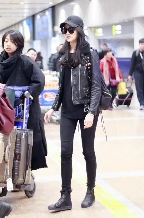 关晓彤化身酷girl皮衣穿搭气场十足