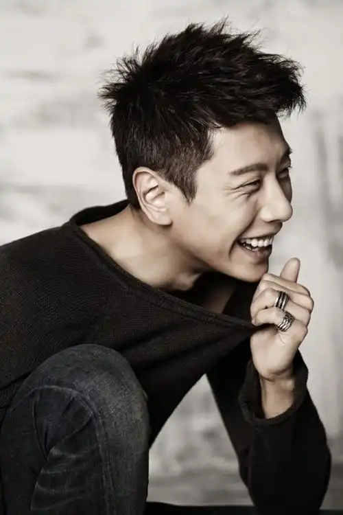 p>朴孝信(park hyo shin),韩国著名男歌手.