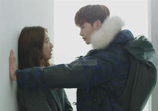 用法:使用壁咚这动作之前,请先确定自己长得好,不然,有可能引发民事