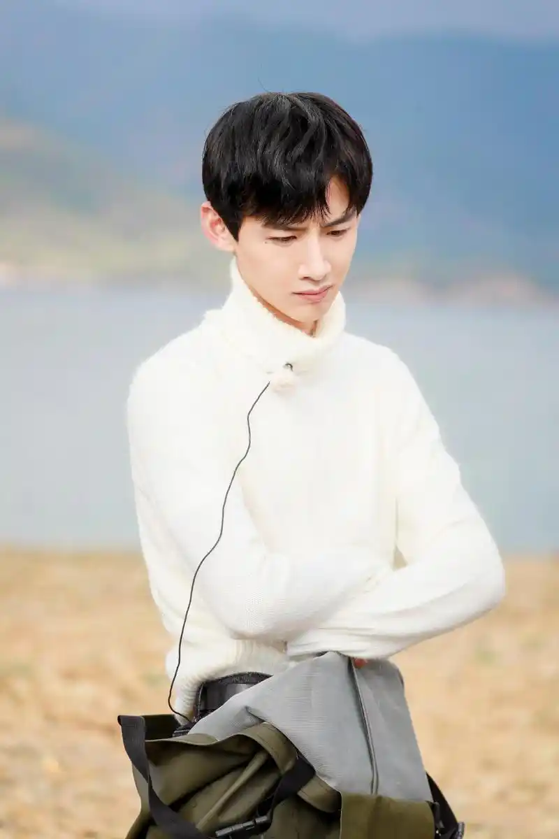 美男壁纸:白敬亭六宫格写真