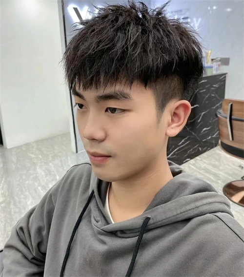 说到人气男生发型,怎能少了碎盖头?