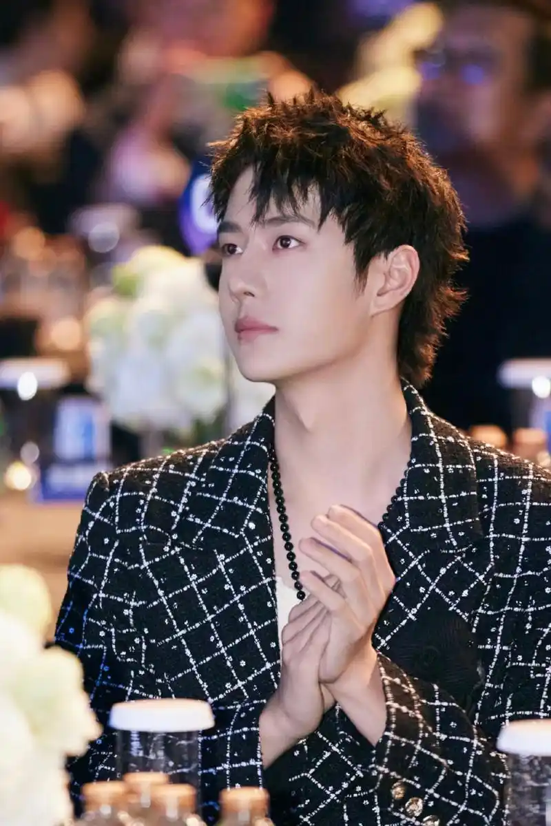 王一博格纹外套造型超酷# 不愧是娱乐圈的顶流!