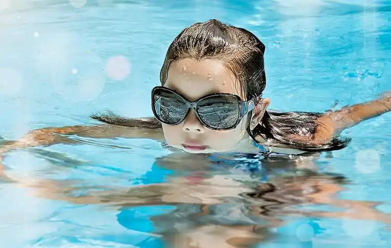 小女孩,游泳,夏天,户外_高清图片_全景视觉