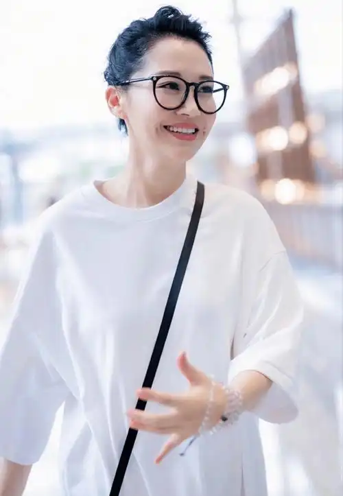 原创许晴穿真丝衬衫贵气小13岁车晓还强行装嫩却怎么也嫩不过她