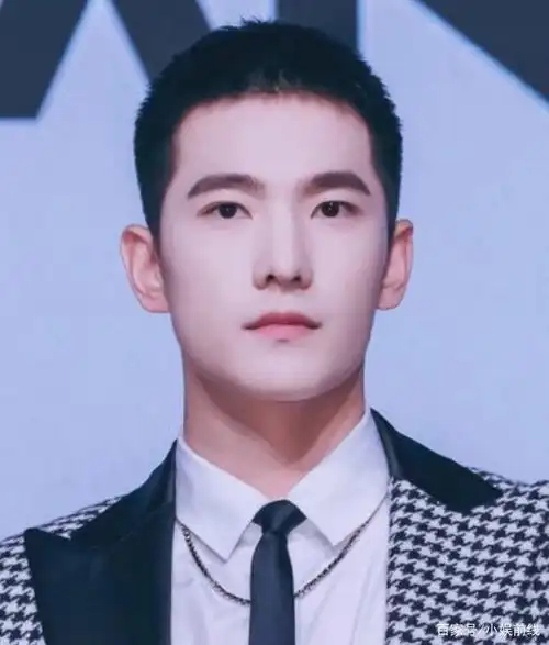 杨洋一身帅气装亮相活动,寸头造型颜值高,好身材更加惹人关注