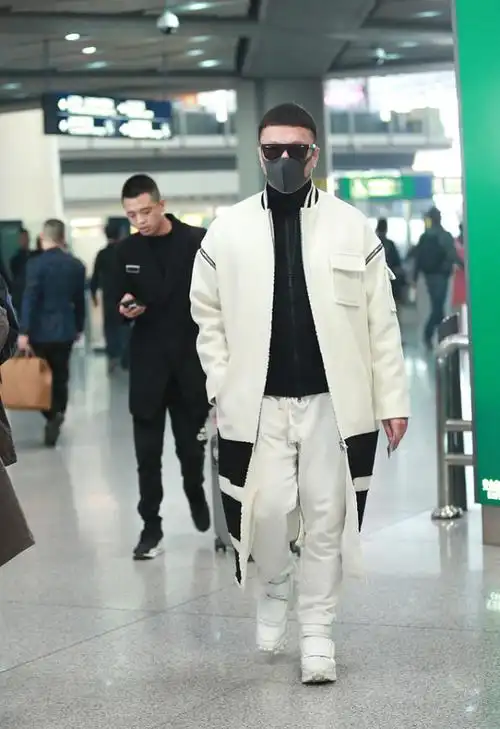 50岁孙红雷顶锅盖头出门,穿轻薄塑料感外套,一副年轻小伙子样