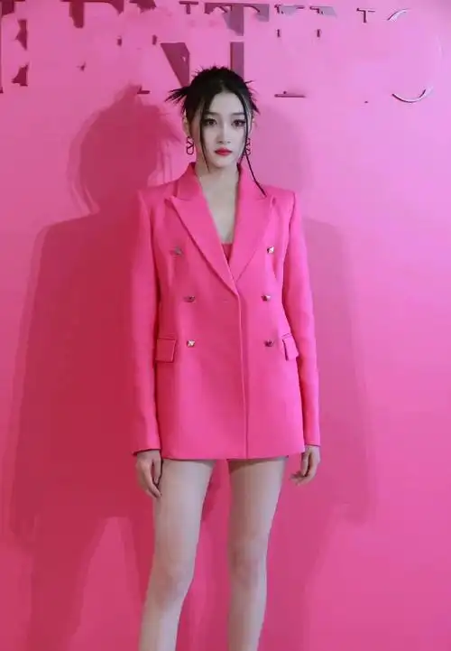 关晓彤成华伦天奴大秀赢家!穿骚粉西装秀名品腿,挑战烟熏妆超美