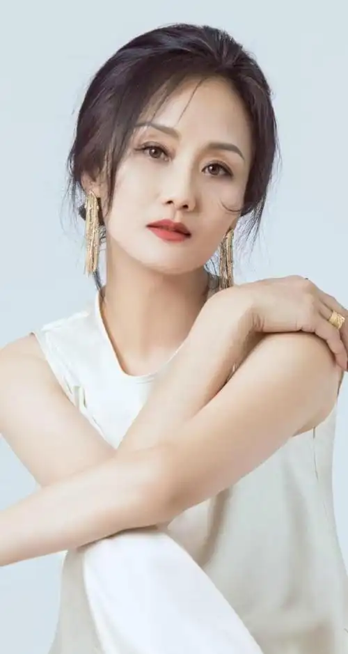 李颖从小就是个美人胚子,并且长大后身材也是一等一的好.