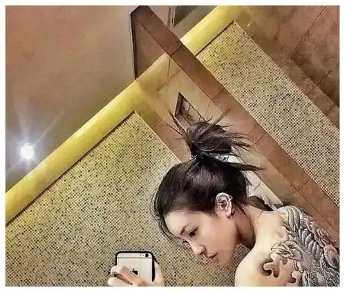 喻言大花背纹身太显眼,又非要穿露腰装,谁注意她的藏纹身方式?