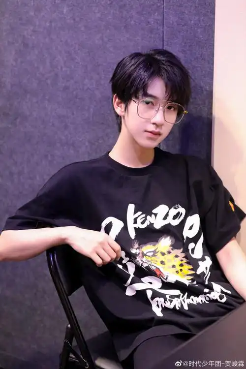 组图:贺峻霖全黑look搭眼镜斯文帅气 静坐在角落侧颜优越_高清图集