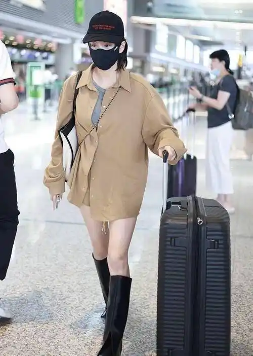 张馨予身材绝了!穿卡其色衬衫大玩"下衣失踪",搭配长靴真时髦