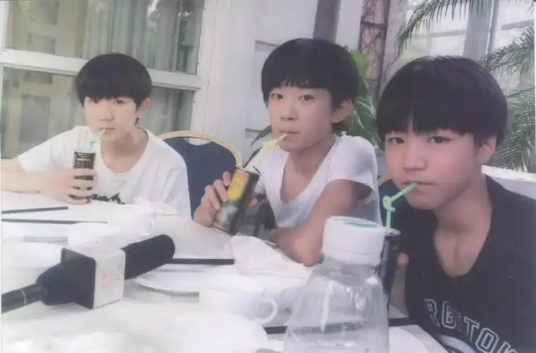 王俊凯妈妈龚声宏,为培养儿子放弃事业,如今儿子成她的骄傲