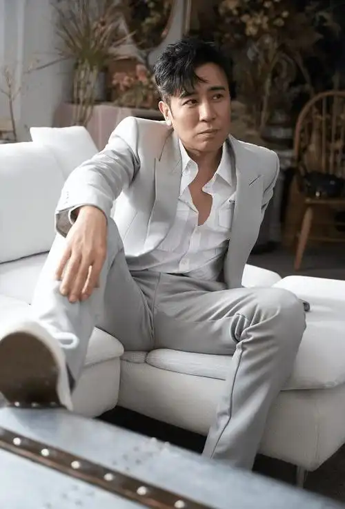 于和伟的时尚看着挺舒适的一点都不油腻这才是中年男人的样子