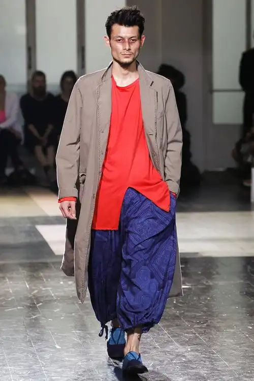 在本季的系列之中,设计师在领带,鞋等1280_1920竖版 竖屏