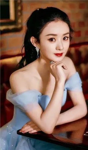 赵丽颖复出状态大好,穿一袭浅蓝露腰裙成"腰精",太清新脱俗了