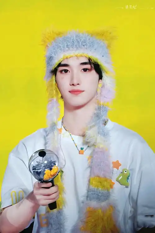 丁程鑫超话82#丁程鑫蕾丝手套#    这么可爱会被我亲晕的    @时代