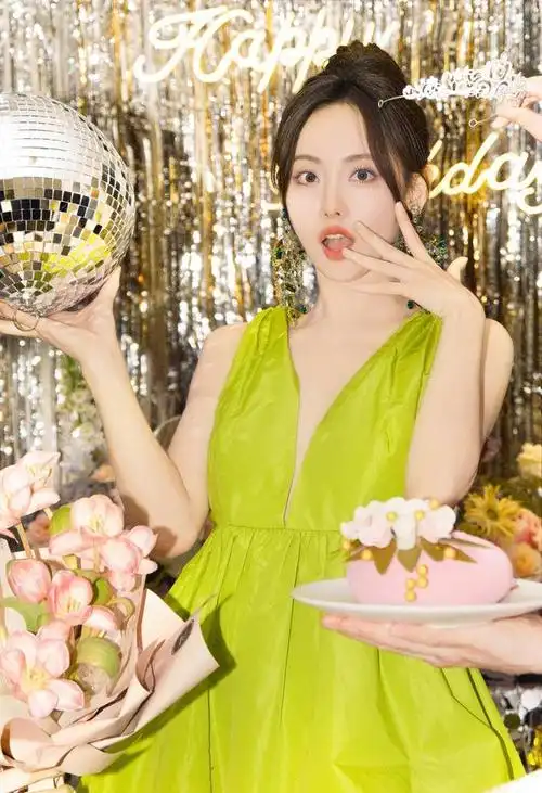 张嘉倪绿色v领连衣裙时尚写真