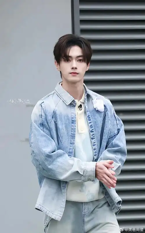 许凯靓仔蜜桃上班路透,有点萌耶