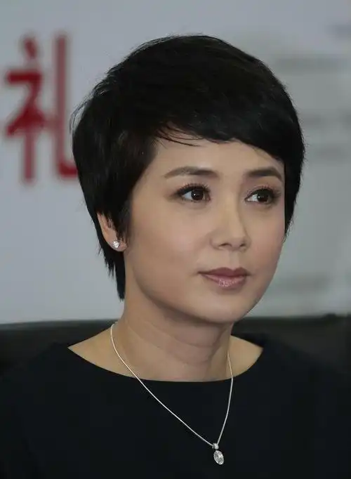 与黄轩车内偷情痴迷姐弟恋包养男学生蒋雯丽彻底魔怔了