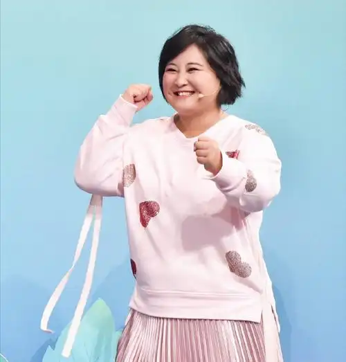 名利双收,"消失"的贾玲,已经在另一条大路上越走越远_腾讯新闻