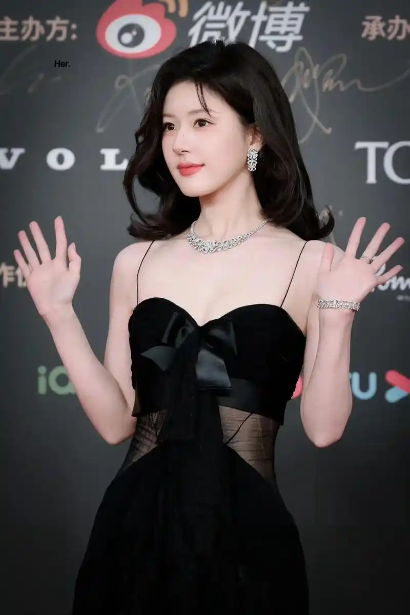 赵露思#红毯造型  呀呀呀,解锁新高定啦 - 抖音