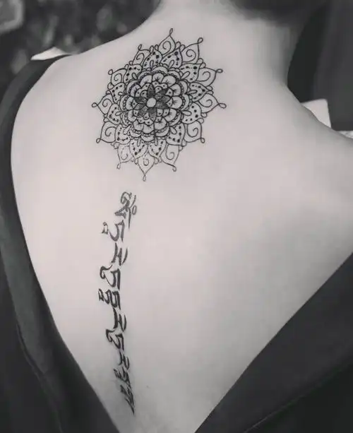梵花与梵文结合的脊椎部纹身图案