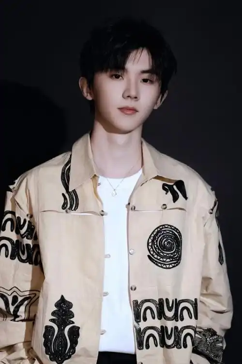 这么帅的一组照片能不能也在微博发发@时代少年团队长-马嘉祺#时代