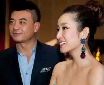 娱乐>明星>内地>正文唐静,1991年因出演家庭情感剧《山不转水转》而