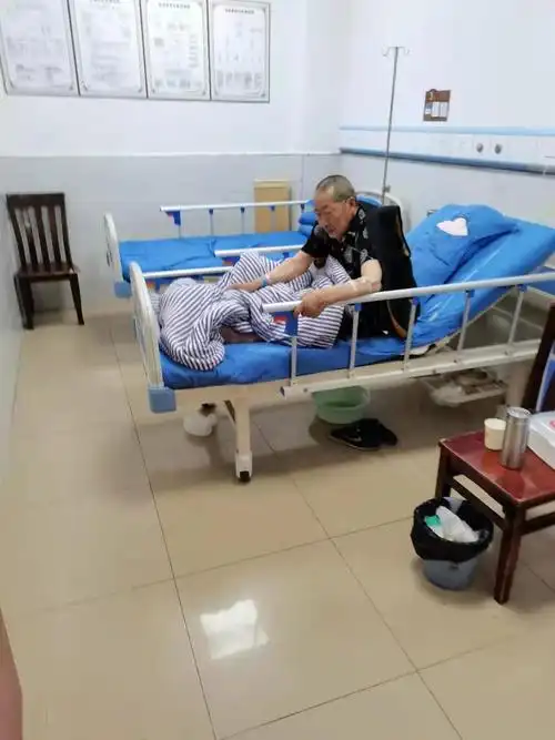 急诊科病床上的老病人照片.jpg