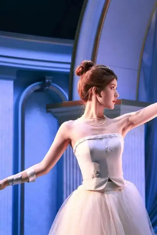 赵露思超话|#赵露思25岁一露生花#小跟班94更新梦幻芭蕾rosy94