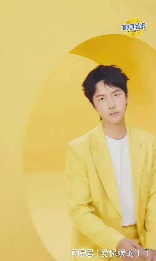 王一博黄西装惊艳全网,时尚酷盖再掀热潮!