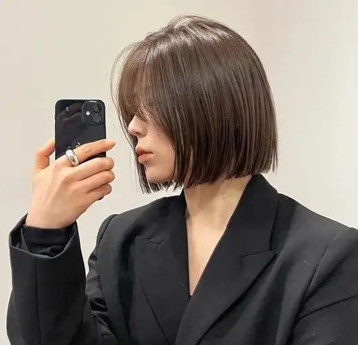 经典的bob凌厉的线条自带气场 搭配中分或大偏分的长刘海 则更加干练