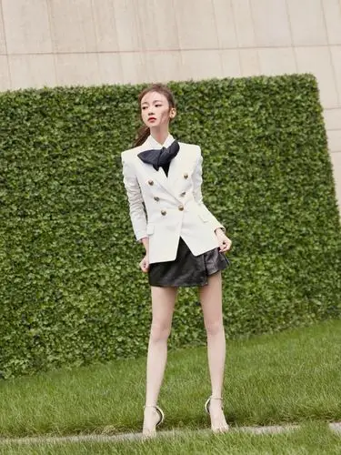 30岁的吴谨言身穿月光白抹胸套装清纯性感又高级短发超飒