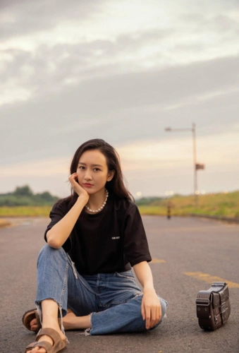 王鸥换小清新风格破洞裤配拖鞋慵懒随性大红唇配长卷发好迷人