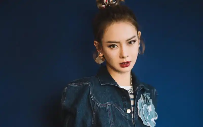 戚薇锅盖耳饰性感图片桌面壁纸