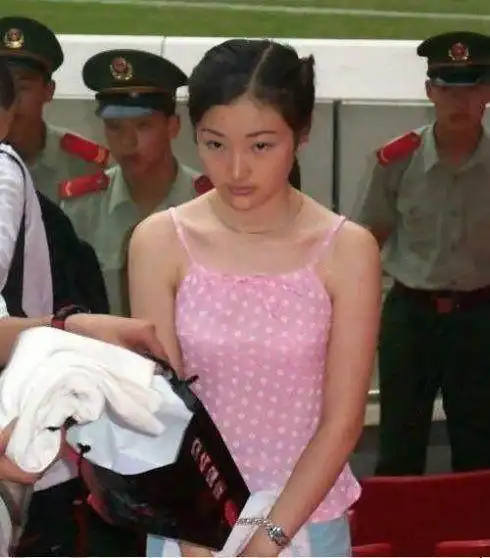 90后第一女毒枭,身材火辣豪车惊人,行刑前一句话听哭所有人!