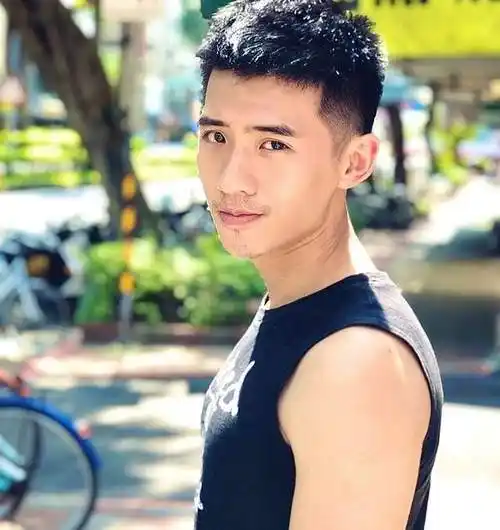 男人30岁后哪一款发型更值得去剪半露额短发让你更帅气