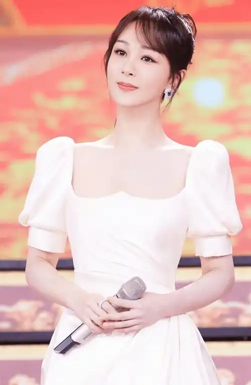 杨紫的演艺生涯始于童星时代,1992年11月6日她出生在北京市,而在年