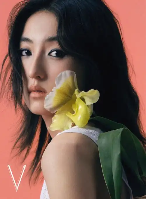 张子枫x《v magazine》 带着本真的好奇,在流动的色彩中体验生命的