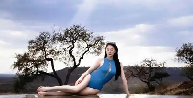 36岁张雨绮罕见穿泳装,大秀火辣身材,全身零赘肉超养眼