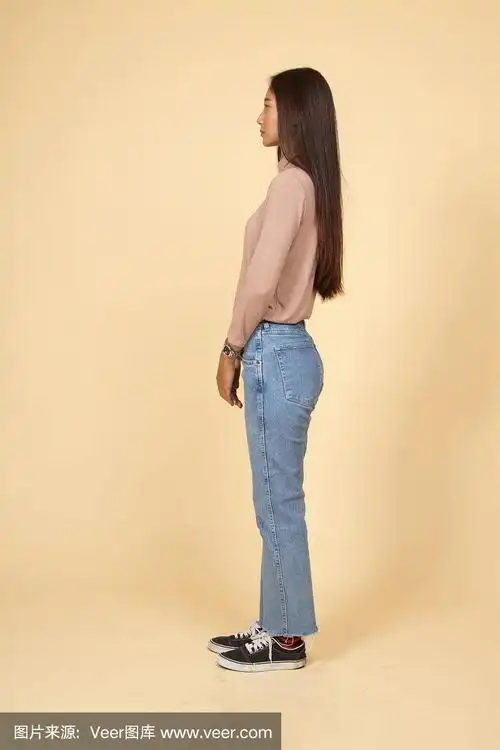 全身侧面的美丽年轻亚洲女人.