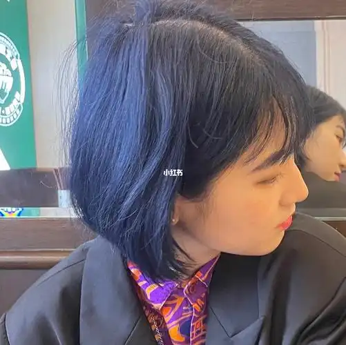 蓝黑色的头发怎么染黑色 不要直接染蓝色,先褪色或先染,染发对发质