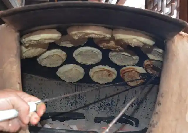 小伙用土法做烧饼凌晨四点钟开业一天能卖出2000个霸气