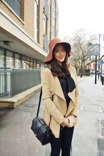 刘亦菲干爹与"翻版爱女"激吻